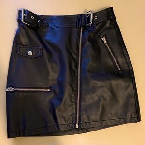 Fake leather skirt - forever 21 - black rock n roll- size S